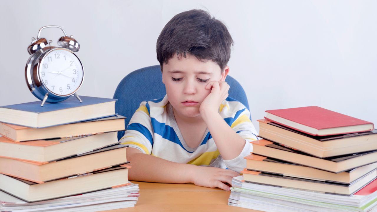 পড়াশোনায় মনোযোগ না বসলে কী করবেন: বাস্তব সমাধান